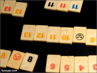 Beliebtes Spiel namens Rummikub für mehrere Spieler.