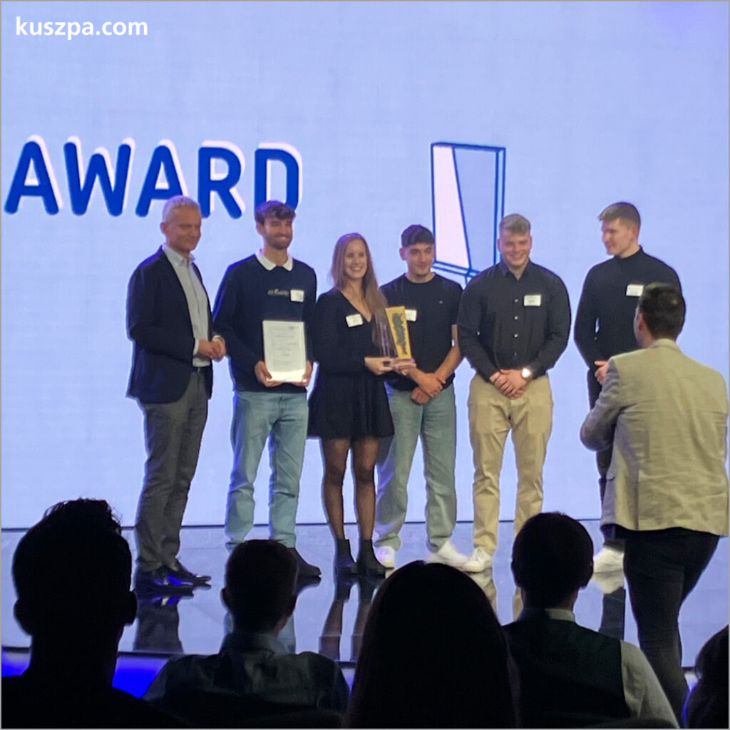 Foto bei der Preisverleihung der Südwestfalenawards durch die SIHK Hagen bzw. Dr. Ralf Geruschkat.